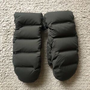 Aritzia Olive Quilted Mittens